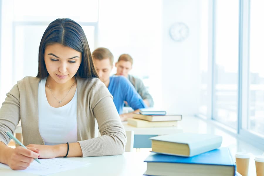 personas haciendo examen